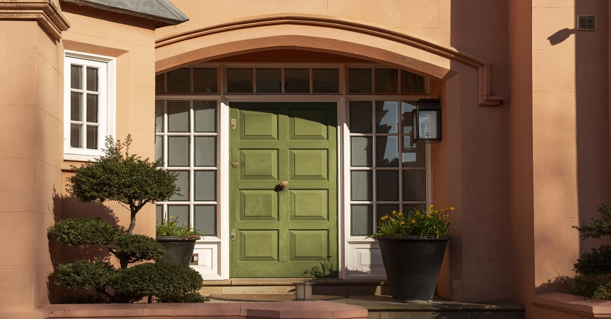 Decorating doors is a very important part of home decoration